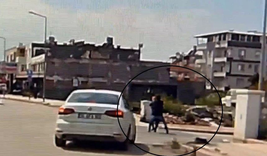 Kaldırımda yürüyen kadının boynundaki kolyeyi çalarak kaçtı