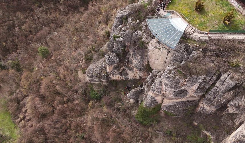 Karabük'te genç kız, 80 metre yükseklikteki cam terastan atladı