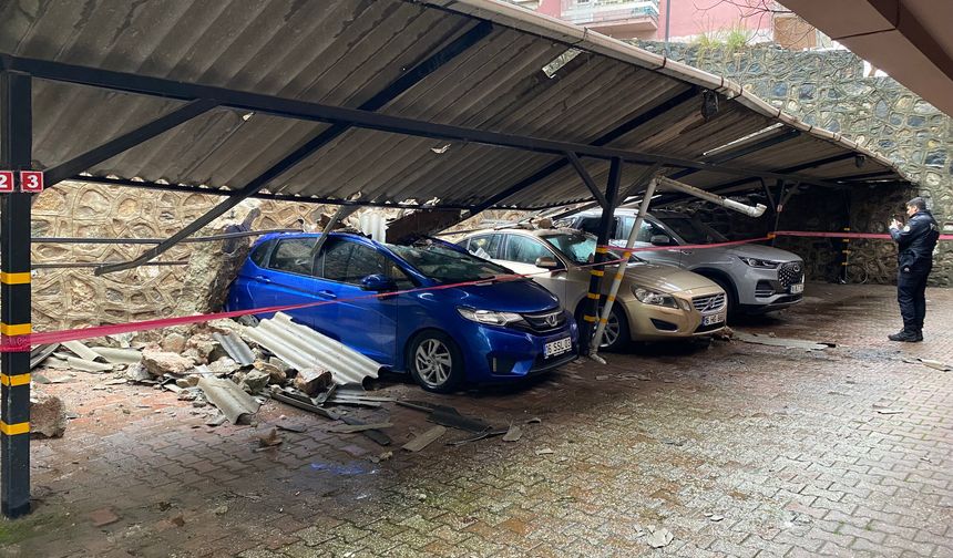 Çekirge'de yağışla istinat duvarı çöktü, 3 otomobil zarar gördü