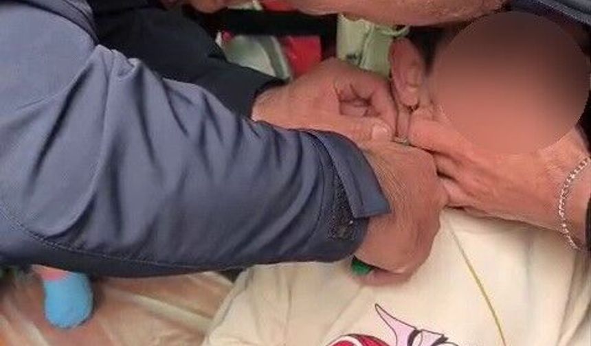 Boynuna plastik kelepçe geçiren çocuk kurtarıldı