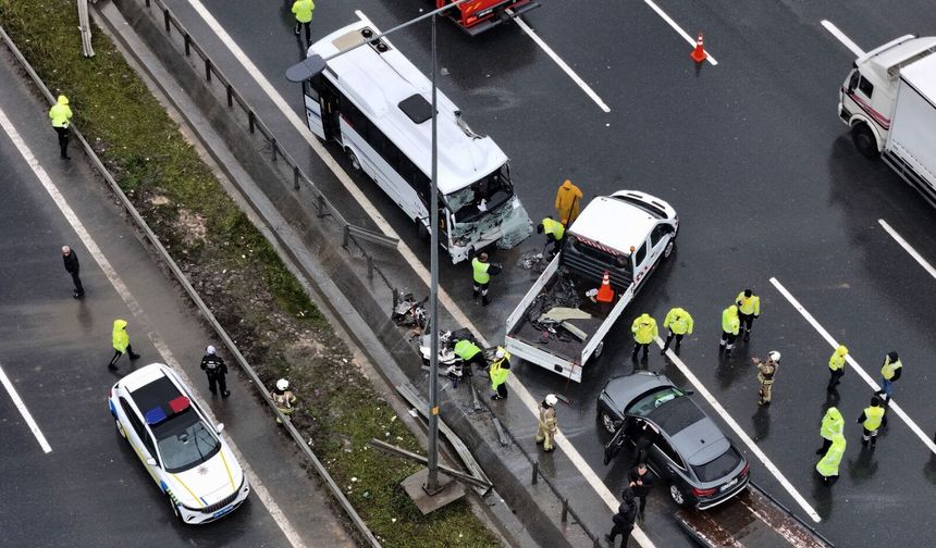 İstanbul'da polis servis minibüsü kaza yaptı: 1 polis şehit, 16 polis yaralı