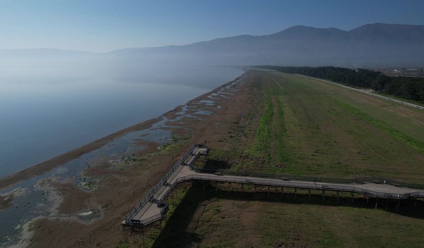 İznik Gölü alarm veriyor...İskele karada kaldı