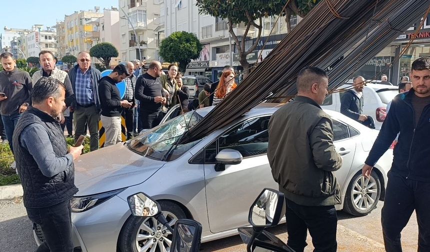 Kamyonun üzerindeki demirler araca 'ok' gibi saplandı