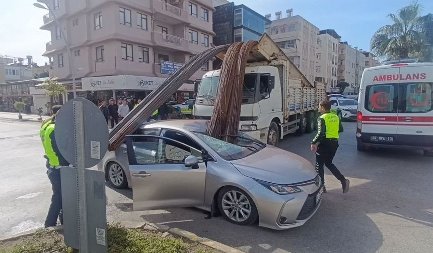 Kamyonun üzerindeki demirler araca 'ok' gibi saplandı