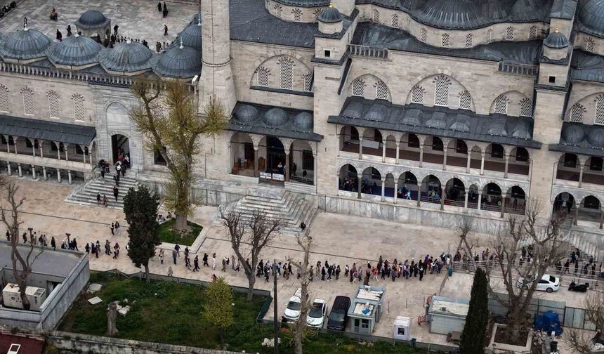 Restorasyonu tamamlanan Sultanahmet Camii ziyarete açıldı
