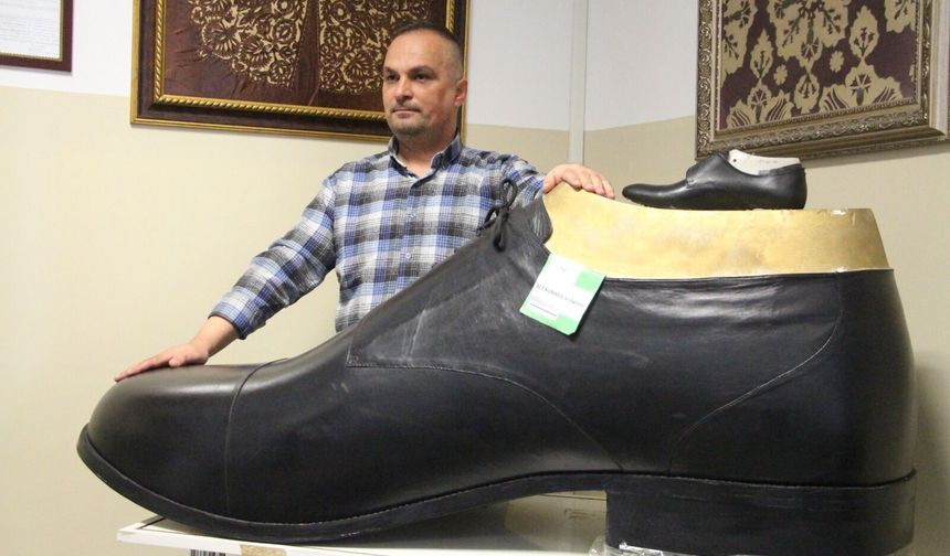 Türkiye'nin en büyük giyilebilir ayakkabısı üretildi: 222 numara