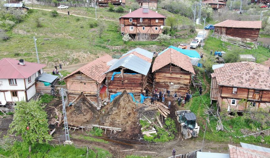 Göçen ahırın altında kalan kadın hayatını kaybetti