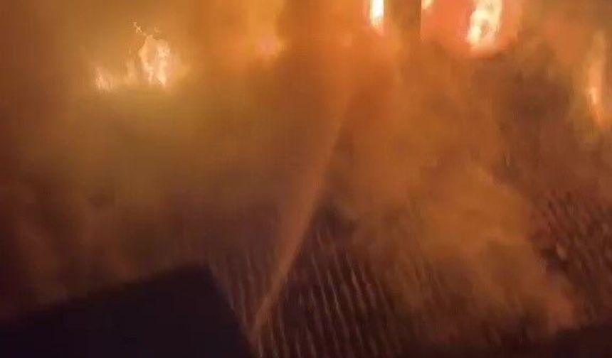 Bursa'da geceyi aydınlatan yangın mahalleyi ayağa kaldırdı