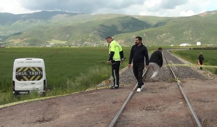 Gaziantep'te öğrenci servisine tren çarptı: 13 öğrenci yaralandı