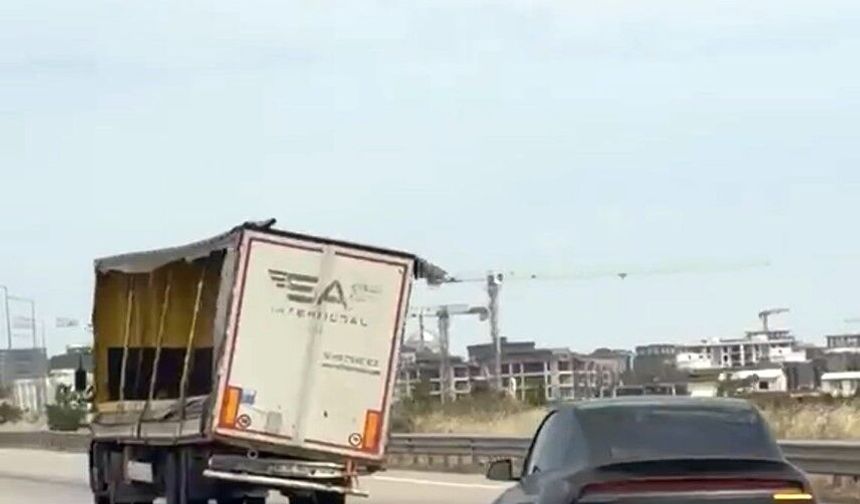Bursa'da trafikte ilerleyen tırın yana yatmış dorsesi korkuttu