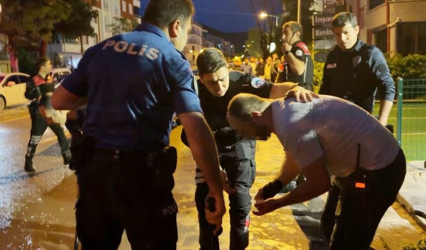 Öfkeli baba, kızını rahatsız eden gencin kulağını kesti