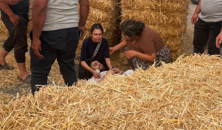 Traktörün römorkundan yol kenarındaki adamın üzerine balya düştü