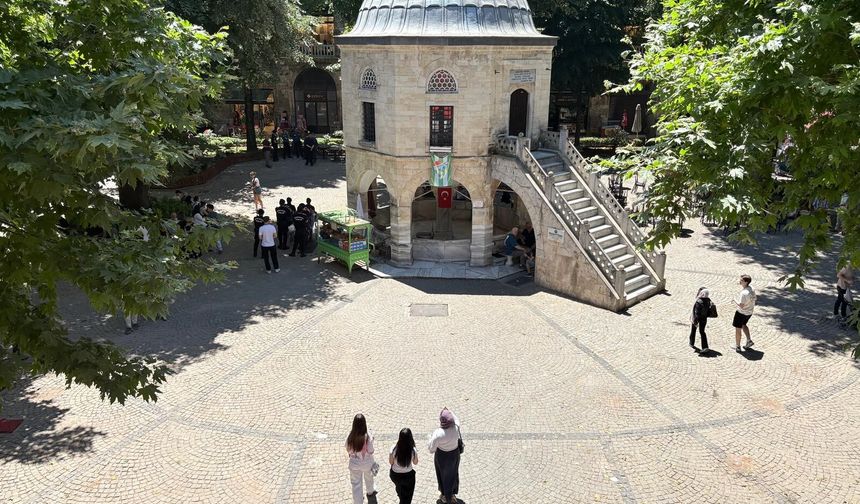 Kozahan'da masa ve sandalyeler yeniden toplatıldı