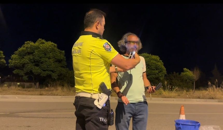 Polise selam vermek için yanlarına gitti, alkollü çıktı