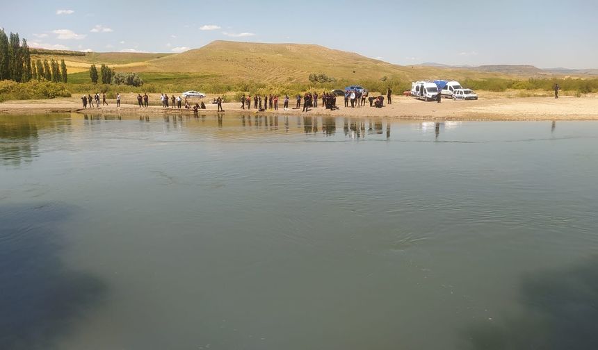 Sivas'ta serinlemek için suya giren 3 kişiden 1'i öldü