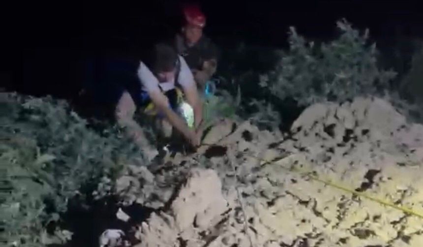 Bursa'da sarp arazide mahsur kalan 2 genç halatla kurtarıldı