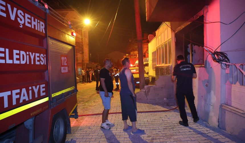 Önce ağabeyini bıçakla kovaladı, sonra evi ateşe verdi