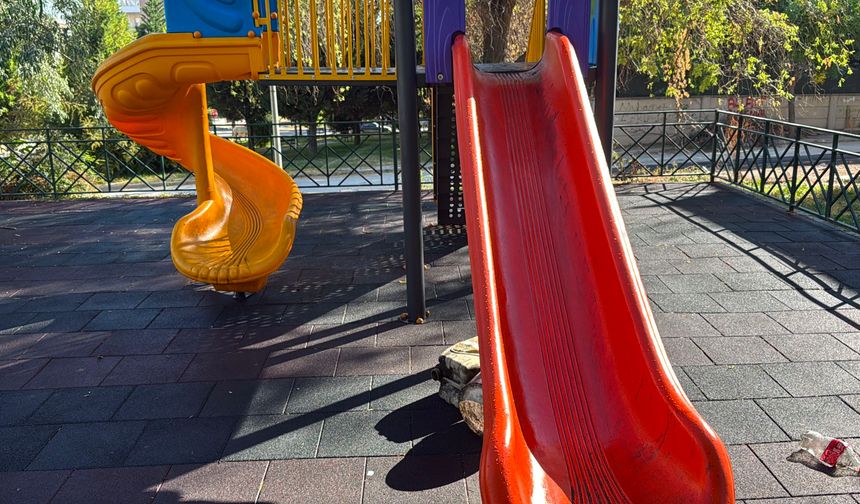 Çocuk parkındaki kaydıraklara yanık yağ döktüler