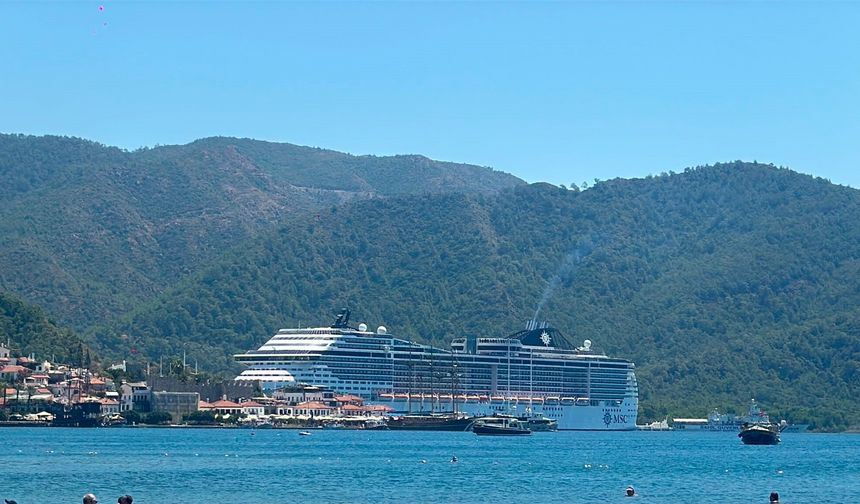 Dev yolcu gemisi Marmaris'e 5 bin yolcu ve mürettebatıyla demir attı