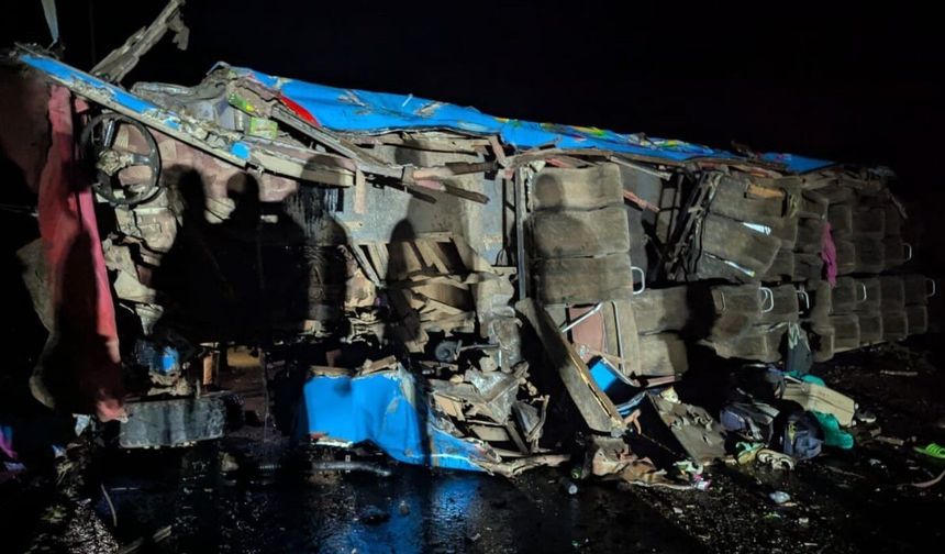 Uganda'da öğrenci otobüsü devrildi: 21 ölü