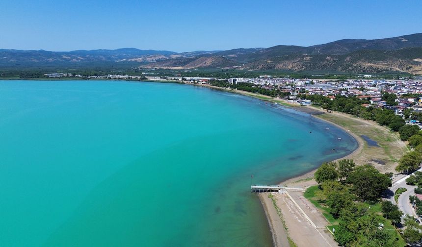 Turkuaza bürünen İznik Gölü mest etti
