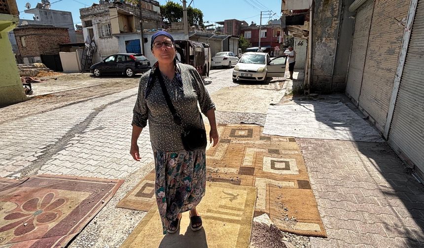 Tozdan bunalan mahalleli, çareyi sokağa halı sermekte buldu