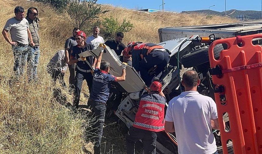 Sakarya'da freni patlayan kamyon, otomobilin üzerine devrildi: 6 yaralı