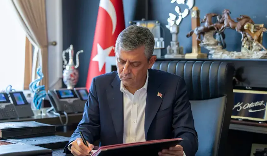 Özgür Özel ve 90 milletvekili CHP'den istifa etti