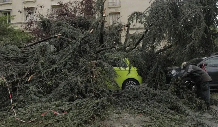 Fransa'da fırtına: 2 kişi öldü, 53 bin ev elektriksiz kaldı
