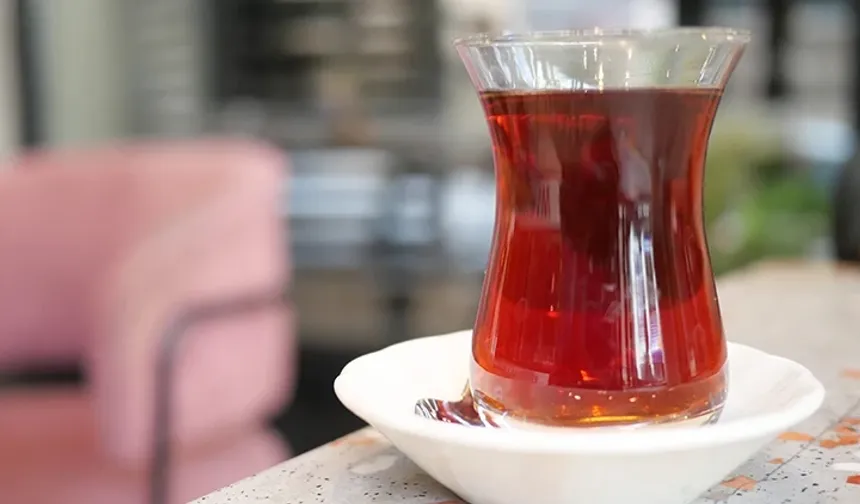 Bardağı masaya sert koyunca kovuldu