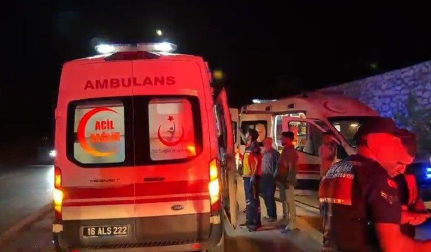 Bursa'da iki otomobil kafa kafaya çarpıştı: 5 yaralı, 2 ölü