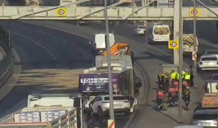 Küçükçekmece'de otomobil, İETT otobüsüne çarptı: 3 ölü