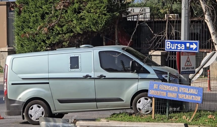 Mudanya'da zırhlı banka aracı elektrik direğine çarptı