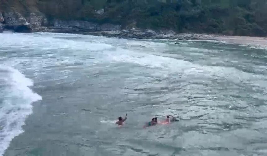 Yasağa rağmen denize girdiler: Baba ve 2 çocuğu ölümden döndü