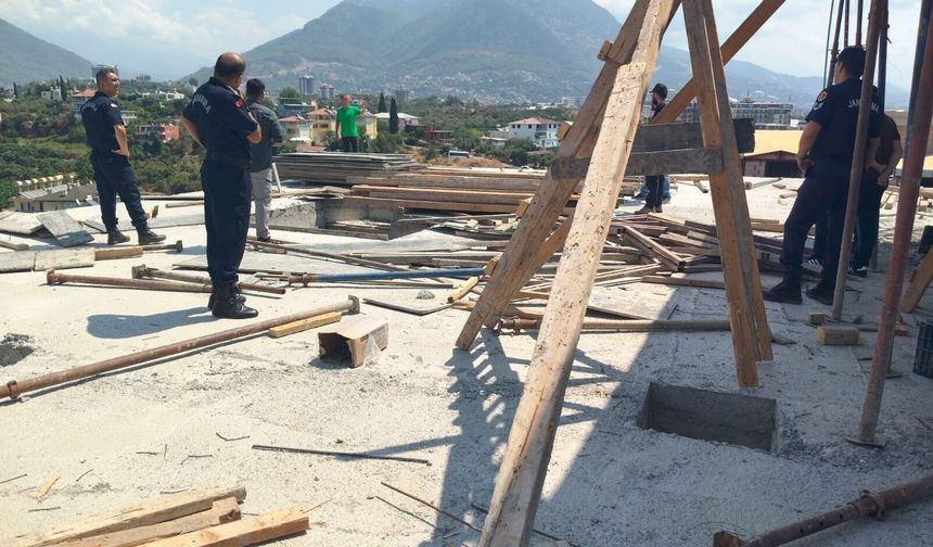 Eşini ve kayınvalidesini bıçaklayan adam intihar girişimini canlı yayınladı