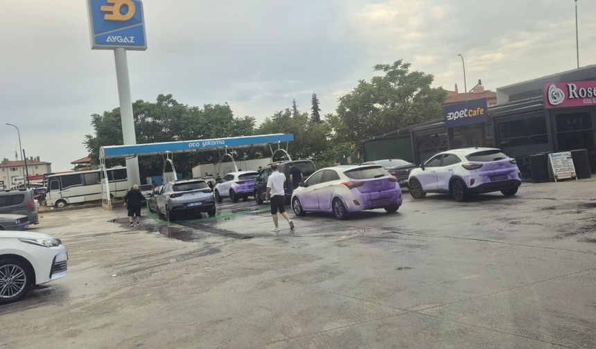 Afyon'da bu yolu kullanan araçlar mora boyandı