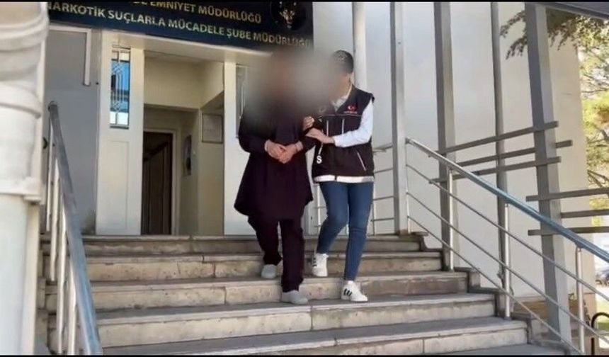 Mide ve bağırsaklarından yarım kilo uyuşturucu çıktı