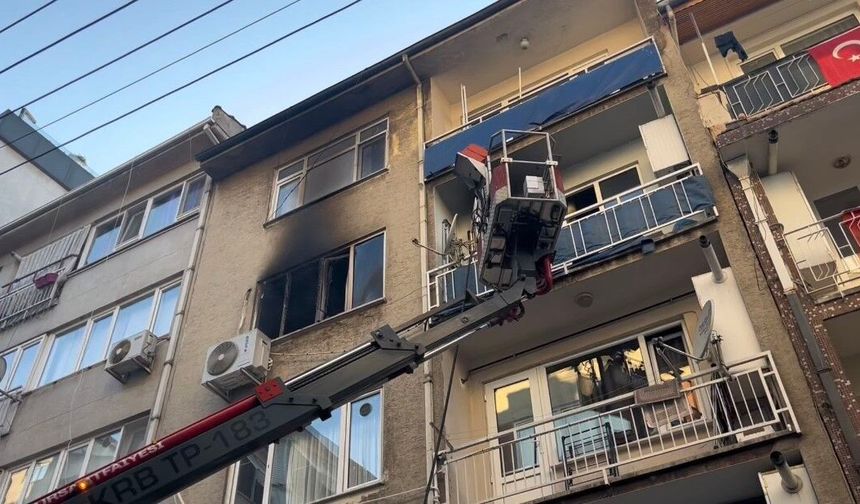 Altıparmak''ta korkutan yangın...Mahalleli sokağa döküldü