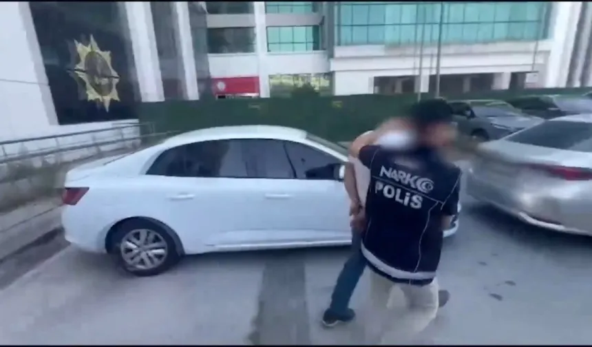 Bebeğinin pusetinde uyuşturucu taşıyan kadın suçüstü yakalandı
