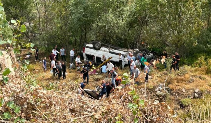 Sivas'ta minibüs şarampole uçtu: 4 ölü, 10 yaralı