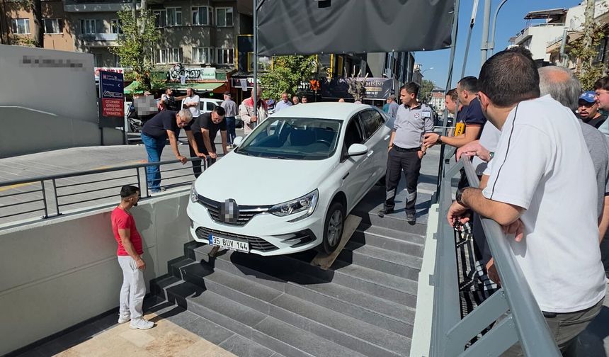 Kütahya'da otomobil marketin merdivenlerinde asılı kaldı