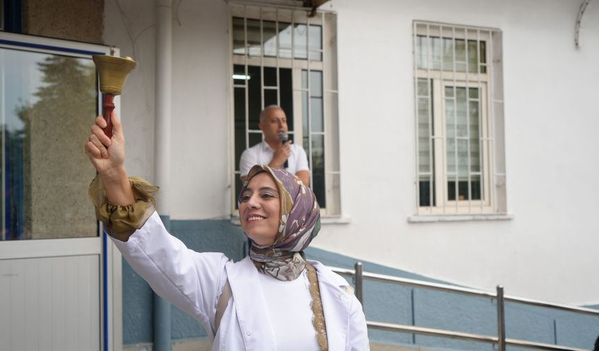 17 milyon öğrenci, 1 milyon 200 bin öğretmen için ders zili çaldı