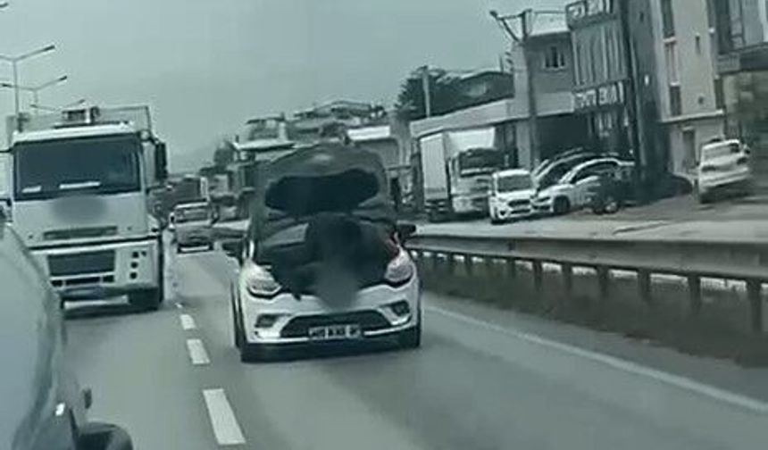 Bursa'da seyir halindeki otomobilin kaputunu açarak tamir yaptı