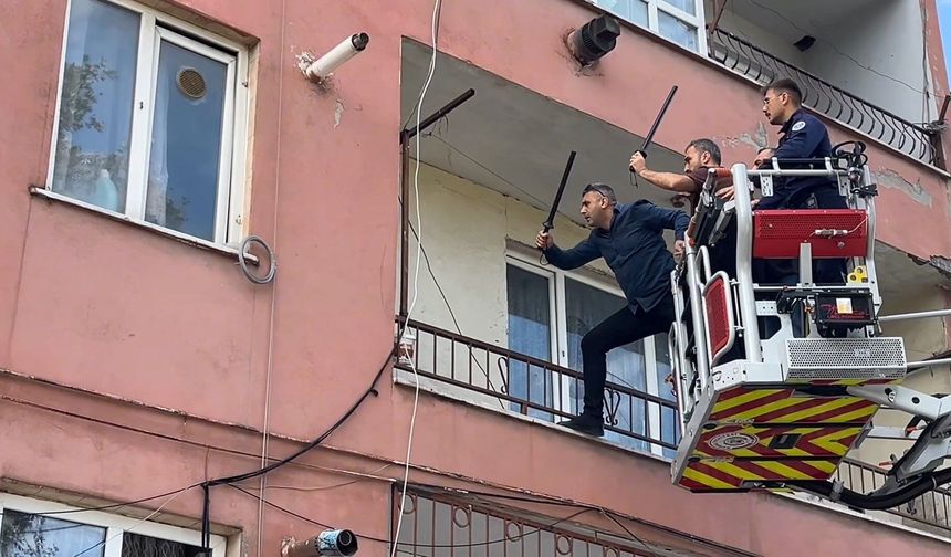 Bursa'da hastaneye yatmamak için polise bıçak çekip direndi..