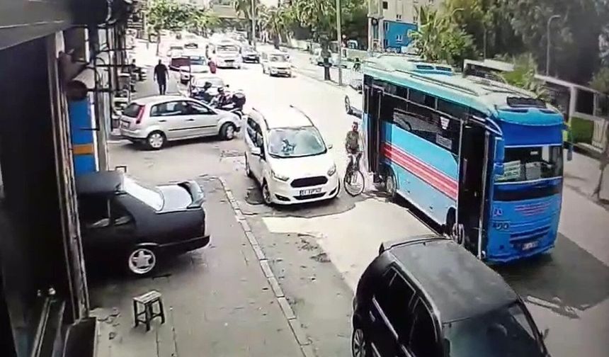 Halk otobüsünün açık kapısı bisikletliyi yere savurdu