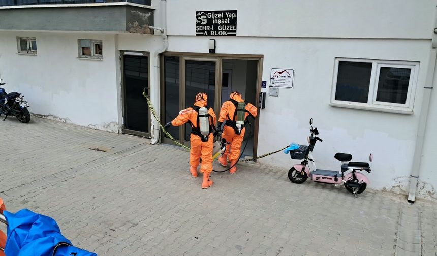 Karı koca evlerinde ölü bulundu! Kapıdaki not dehşete düşürdü