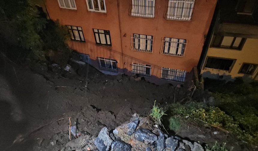 Eyüpsultan'da yağmur sonrası toprak kaydı: 25 kişi tahliye edildi