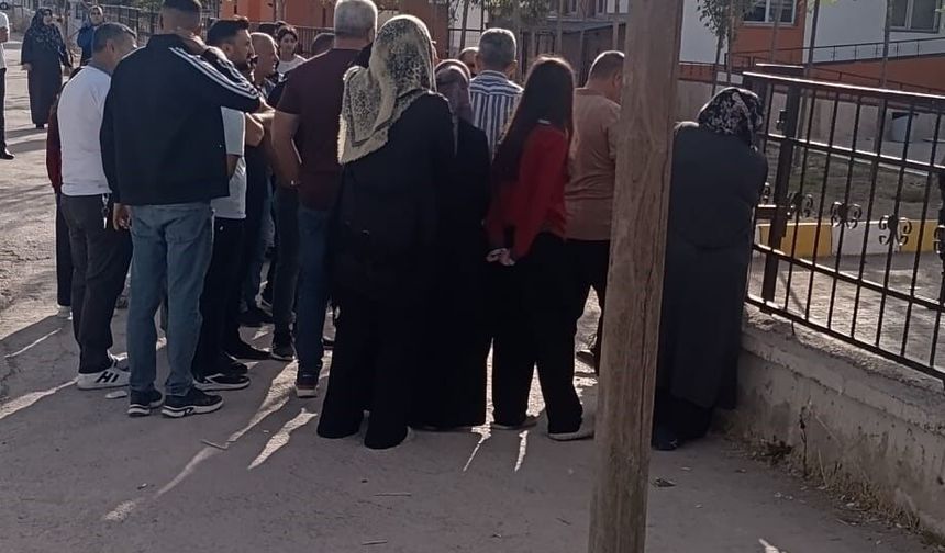 Van'da bir öğrenci okula uzun namlulu silahla geldi