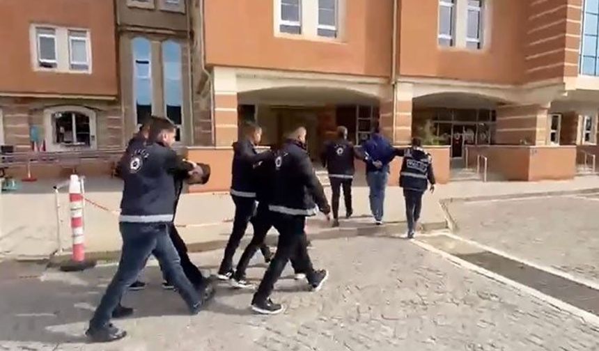 Etek giyip iş yeri kurşunladılar, polis ekiplerinden kaçamadılar