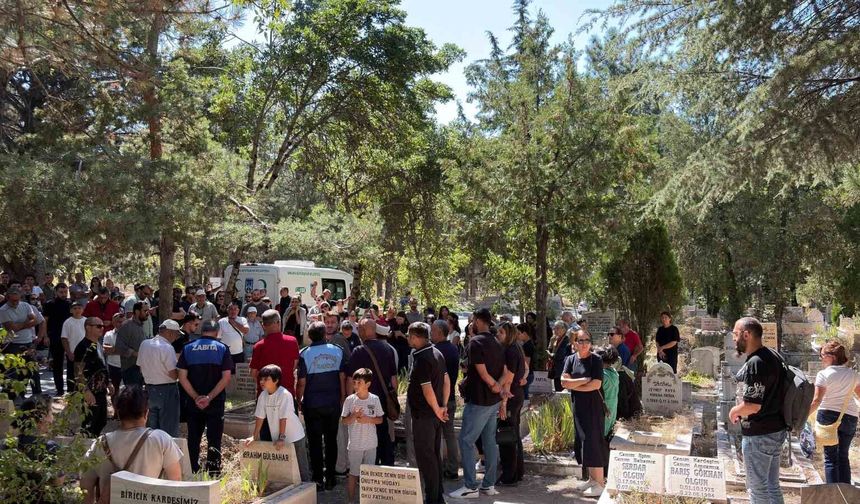 Oyuncu Serhat Kılıç, Karşıyaka Mezarlığı'nda defnedildi